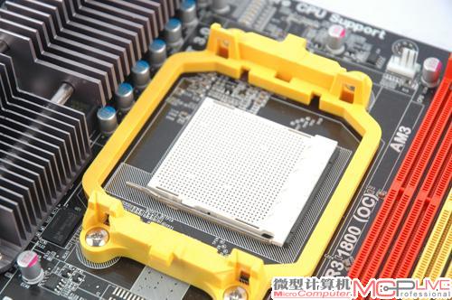 依次是Socket AM2、AM2+、AM3、AM3+、FM1接口。一路走来，AMD处理器接口看起来变化是小的，除了自成一派的FM1，就外观看，较难分清它们。事实上，这也是AMD努力保证产品前后兼容性的佐证。不过，新的APU系列将开启Socket FM系列接口的新时代，和Socket AM系列接口分道扬镳了。