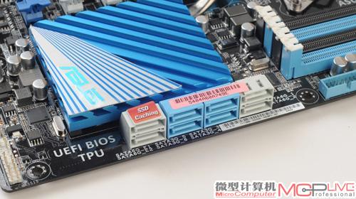 华硕P9X79 Delux主板SATA接口特写。左方这组特殊的SATA 6Gb/s接口有何妙用？其实这是华硕为了弥补X70芯片组的功能缺憾而特别加入的。主要的作用是提供了对类似Z68芯片组上的智能响应技术的支持，华硕称其为华硕固态硬盘缓存加速技术（注：SSD和HDD必须都接在这组接口上才能顺利开启此功能）。而对不需要用到加速技术的玩家来说，则相当于多了两个SATA 6Gb/s接口。