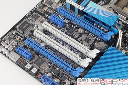 华硕P9X79 Delux主板PCI-E接口图。四条PCI-E 3.0 x16插槽为打算组建4路全速CrossfierX的发烧玩家做好了准备。