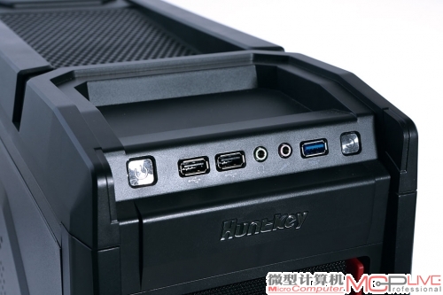 前部I/O面板设计为稍微倾斜，更方便操作。其搭配的USB 3.0接口采用原生前置设计，而不是转接背部的主板I/O。接口上方还设计了一个顶部储物槽，方便玩家临时存放小物件。