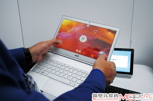 这样打游戏到底是爽还是不爽呢？等Windows 8出来一定要试试看。