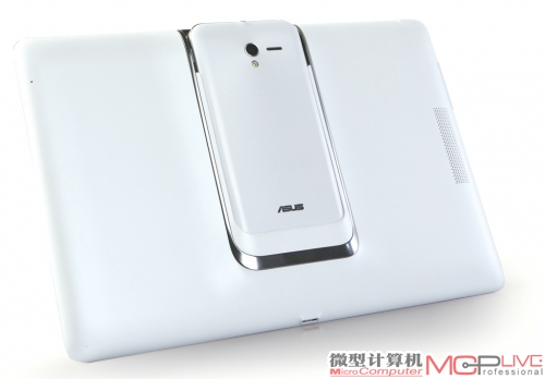 PadFone 2有黑白两色可选，此次送测样机为白色，而其搭配的平板基座并非全白，而是前黑后白的“熊猫”配色。平板基座的背部并没有像手机那样采用同心圆的纹理，而是亚光表面处理，估计是从成本角度考虑。插上手机后，从视觉上倒不会有违和感，背部的整体视觉效果还是很和谐的。