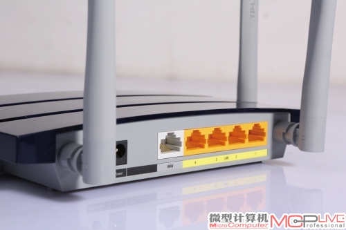 尾部是传统的1WAN、4LAN设计，仅100Mb/s规格，依旧没有USB接口。