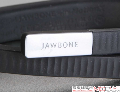 充电口盖，做工依旧精细无比，磨砂金属上蚀刻有JAWBONE字样，看起来质感很棒。佩戴超过一周之后，表面也没有什么划痕和磨损，耐用度方面虽然还没有经过更长时间的考验，但给人的感觉还是比较放心的。