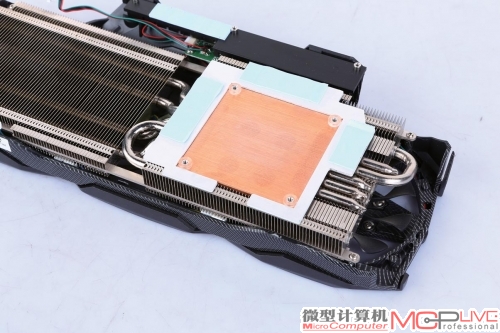 索泰GTX 970至尊OC的吸热面为大面积铜底，热管数量达到5根，包含3根6mm及2根8mm。